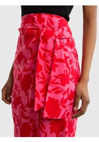 Big-Star - Lniana spódnica damska z motywem kwiatowym z ozdobnym wiązaniem różowa Verlia 601. Okazja: na plażę, na spacer. Kolor: różowy. Materiał: len. Wzór: kwiaty. Sezon: lato. Styl: elegancki, wakacyjny