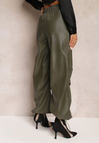 Renee - Ciemnozielone Szerokie Spodnie z Gumką w Talii z Imitacji Skóry Aeralin. Kolor: zielony. Materiał: skóra #2
