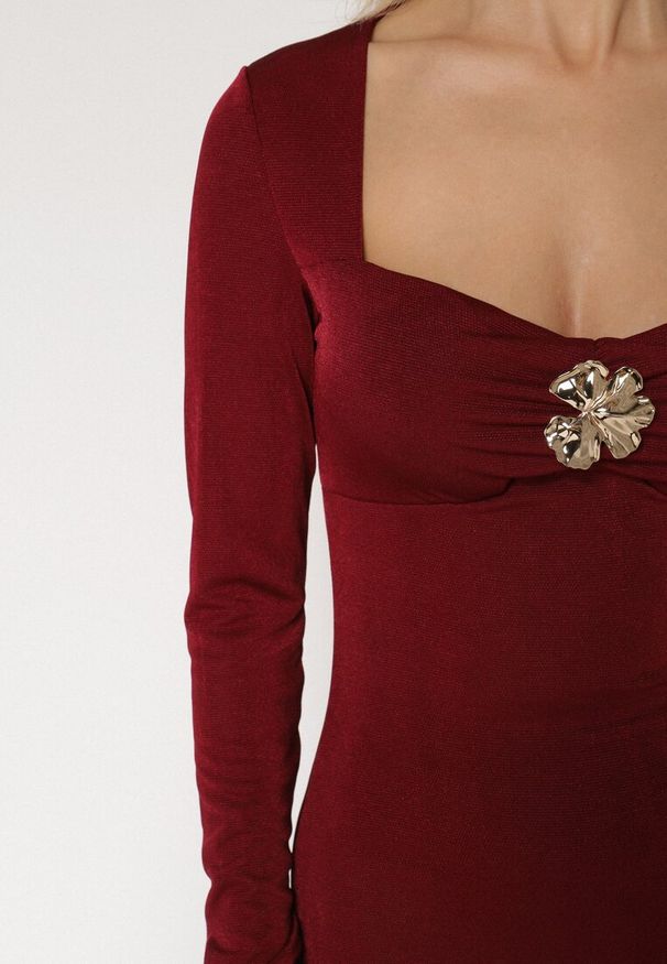 Born2be - Bordowa Sukienka Koktajlowa z Biżuteryjną Aplikacją i Długim Rękawem Idivianne. Kolor: czerwony. Długość rękawa: długi rękaw. Wzór: aplikacja. Typ sukienki: dopasowane. Styl: wizytowy