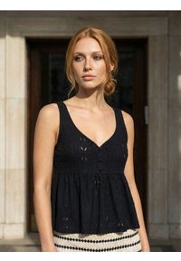 Sinsay - Ażurowa bluzka na ramiączkach - czarny. Kolor: czarny. Długość rękawa: na ramiączkach. Wzór: ażurowy