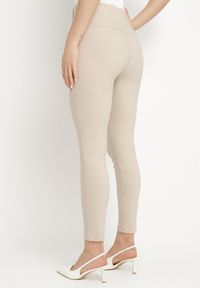 Born2be - Jasnobeżowe Legginsy z Wysokim Stanem Ozdobione Guzikami Kolithra. Okazja: do pracy, na co dzień. Stan: podwyższony. Kolor: beżowy. Wzór: aplikacja. Styl: klasyczny, casual, elegancki #4