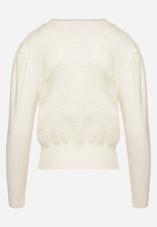 Born2be - Biały Sweter Ozdobiony Perłami ze Ściągaczem Miannae. Okazja: na co dzień, na imprezę. Kolor: biały. Materiał: jeans. Wzór: aplikacja. Styl: elegancki, casual