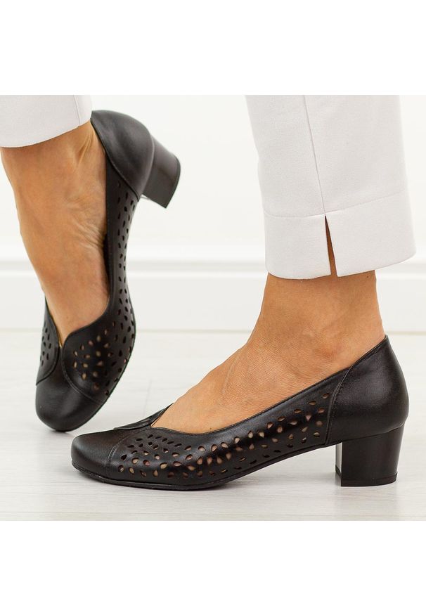 Czarne ażurowe skórzane Polskie czółenka damskie Gregors 1210. Nosek buta: okrągły. Kolor: czarny. Szerokość cholewki: normalna. Wzór: ażurowy. Materiał: skóra. Sezon: wiosna, lato. Obcas: na obcasie. Styl: wizytowy, klasyczny, elegancki. Wysokość obcasa: niski