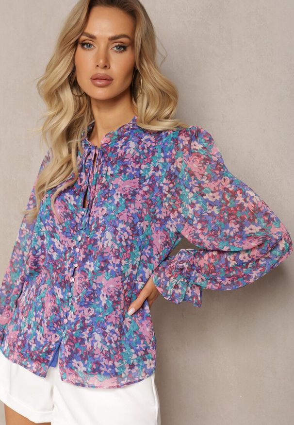 Renee - Niebiesko-Fioletowa Siateczkowa Koszula w Kwiatowy Wzór z Wiązaniem Przy Dekolcie Ilerena. Typ kołnierza: kołnierzyk stójkowy. Kolor: niebieski. Materiał: jeans, tkanina. Wzór: kwiaty