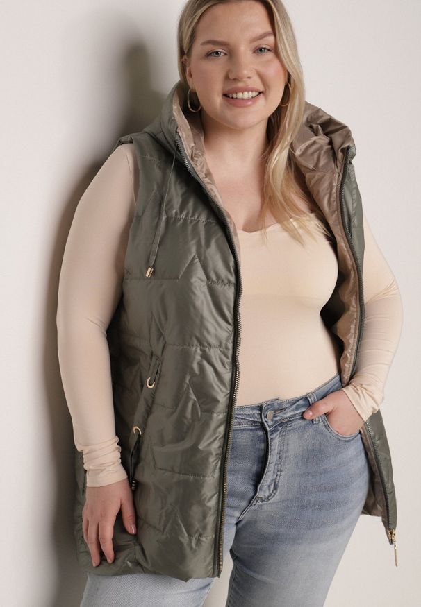 Born2be - Zielona Kamizelka z Nieodpinanym Kapturem i Geometrycznym Pikowaniem Kalousa. Okazja: na co dzień. Kolor: zielony. Materiał: jeans, dresówka. Długość rękawa: długi rękaw. Wzór: geometria. Styl: casual, klasyczny