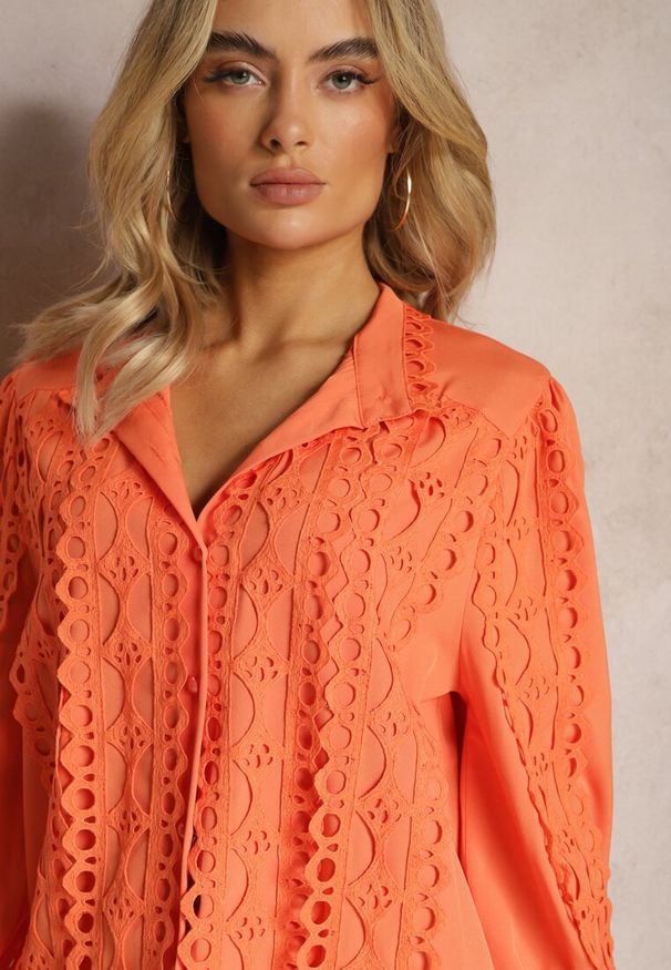 Renee - Pomarańczowa Ażurowa Koszula z Elegancką Stójką Manuella. Typ kołnierza: kołnierzyk stójkowy. Kolor: pomarańczowy. Długość: długie. Wzór: ażurowy. Styl: elegancki