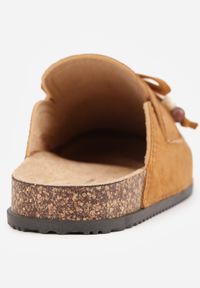 Renee - Jasnobrązowe Klapki Mule na Płaskiej Podeszwie z Frędzlami Kokardą i Koralikami Zinriara. Okazja: na co dzień. Nosek buta: otwarty. Kolor: brązowy. Materiał: jeans. Wzór: haft, aplikacja. Obcas: na płaskiej podeszwie. Styl: boho, casual, elegancki #2