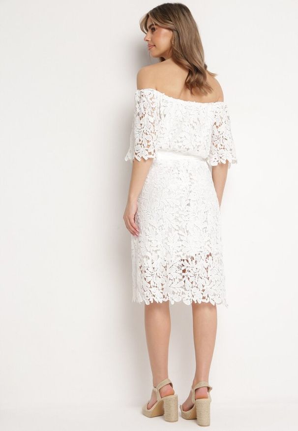 Born2be - Biała Sukienka Koronkowa z Gumką przy Dekolcie z Paskiem Inessias. Kolor: biały. Materiał: koronka. Długość rękawa: krótki rękaw