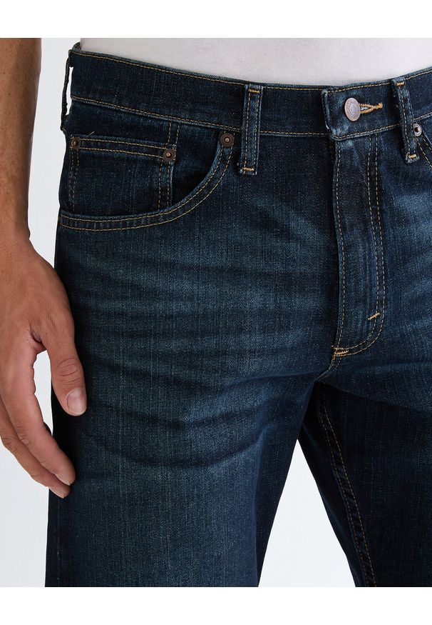 Męskie Spodnie Jeansowe Wrangler Relaxed Fit Blackened Indigo 112352957. Okazja: na co dzień, do pracy. Styl: klasyczny, casual, elegancki
