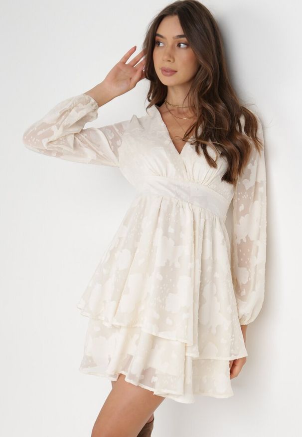 Born2be - Kremowa Sukienka Iolippe. Kolor: beżowy. Materiał: materiał. Długość rękawa: długi rękaw. Typ sukienki: kopertowe