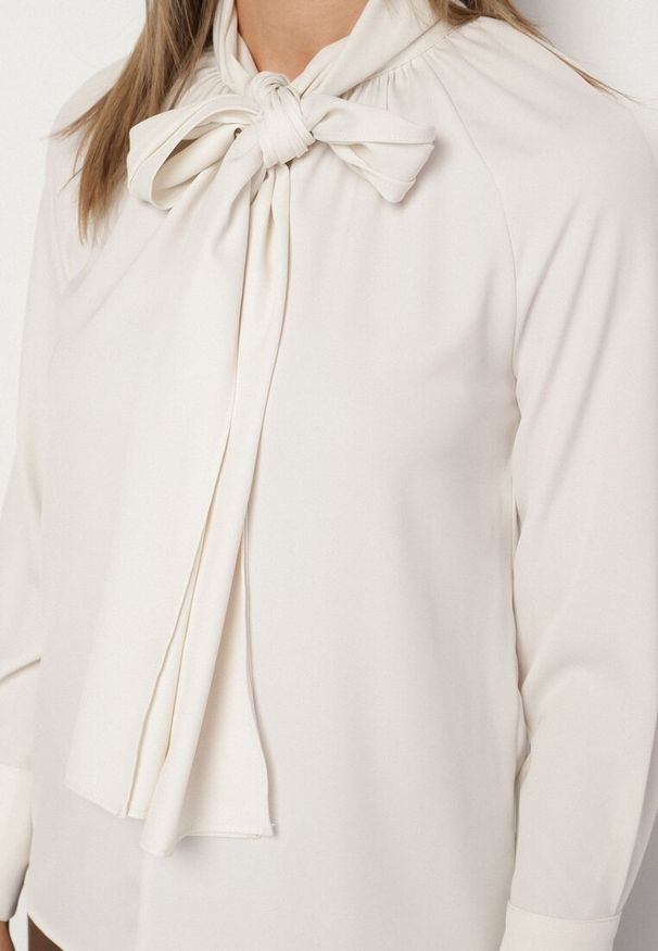 Born2be - Jasnobeżowa Bluzka Vices z Wiązaniem pod Szyją Averile. Okazja: na co dzień. Kolor: beżowy. Materiał: jeans. Styl: klasyczny, casual