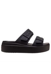 Klapki Crocs Brooklyn Buckle 207431-001 - czarne. Kolor: czarny. Materiał: materiał. Wzór: paski. Sezon: lato. Obcas: na platformie. Styl: klasyczny