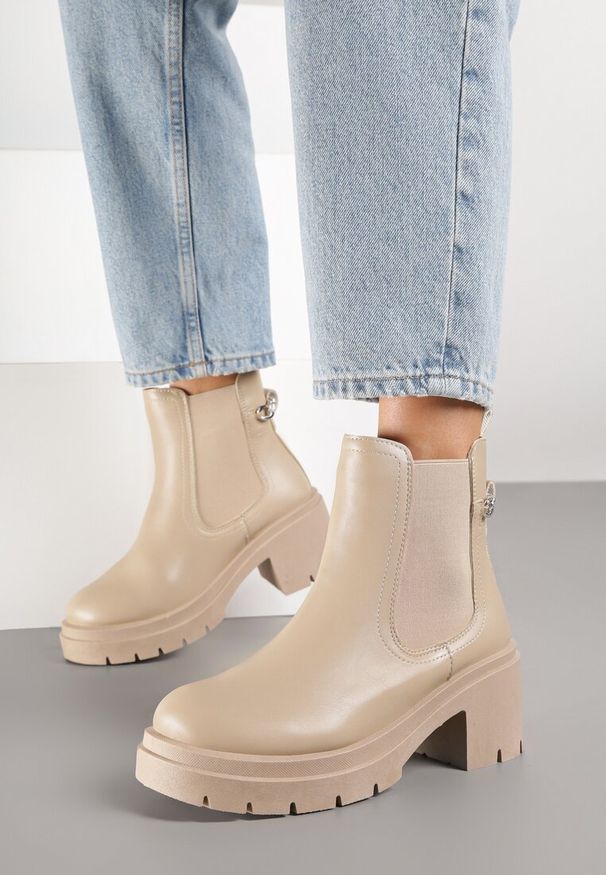Born2be - Beżowe Botki Sztyblety na Obcasie z Łańcuchem i Elastyczną Wstawką Alessyndra. Kolor: beżowy. Sezon: zima, jesień. Obcas: na obcasie. Wysokość obcasa: średni