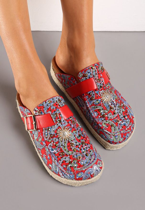 Renee - Czerwone Klapki z Ekozamszu z Oryginalnym Wzorem i Klamrą Nirable. Okazja: na co dzień. Kolor: czerwony. Styl: boho, casual