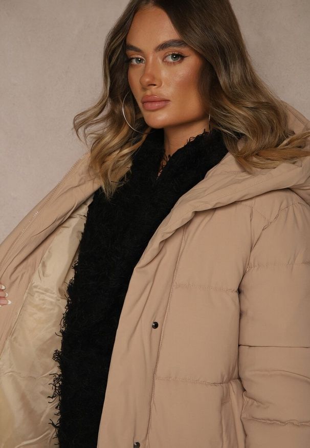 Renee - Beżowa Zimowa Kurtka z Pikowanymi Przeszyciami Kapturem i Bocznymi Napami Alarisse. Okazja: na co dzień, na imprezę. Kolor: beżowy. Materiał: jeans. Sezon: zima. Styl: casual