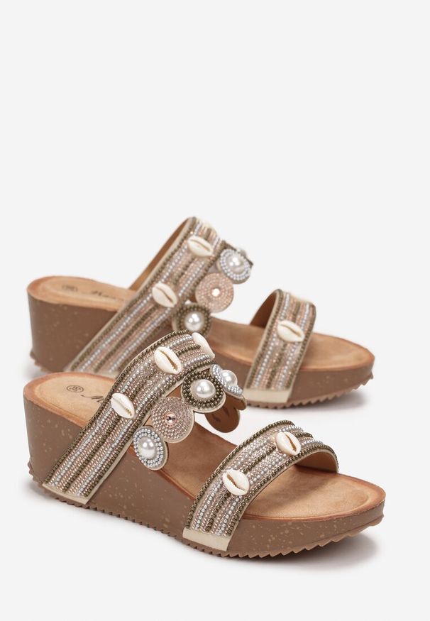 Renee - Beżowe Klapki w Stylu Boho z Muszelkami na Koturnie Lianna. Kolor: beżowy. Sezon: lato. Obcas: na koturnie. Styl: boho