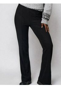 Sinsay - Dzianinowe spodnie flare z przeszyciami - czarny. Kolor: czarny. Materiał: dzianina #1