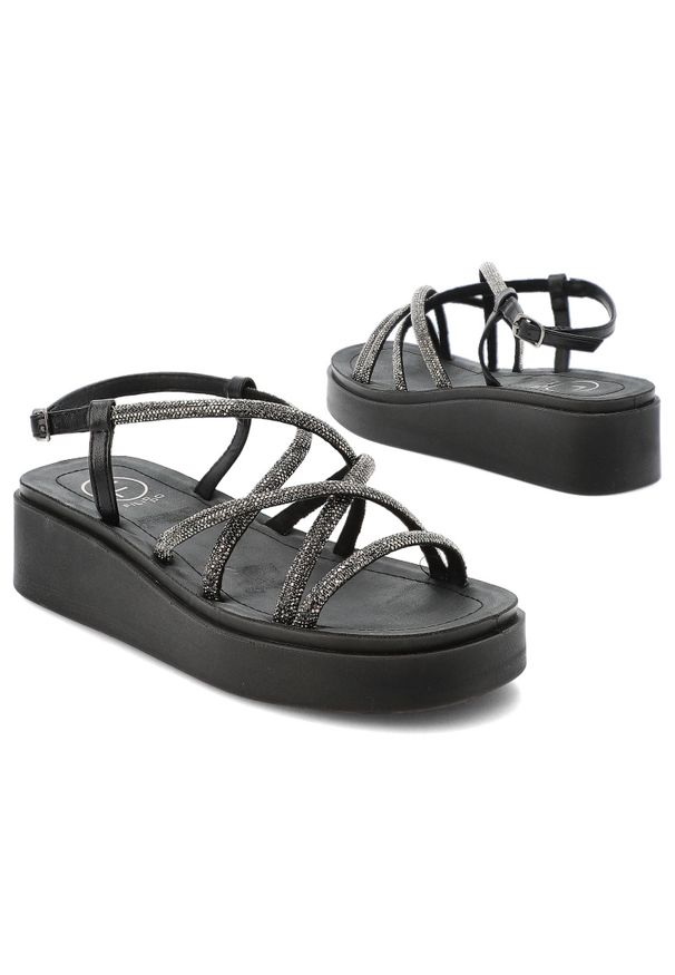 Czarne Sandały Filippo Modne Obuwie Damskie. Okazja: na spacer. Zapięcie: pasek. Kolor: czarny. Wzór: ze splotem, paski. Sezon: lato. Obcas: na platformie. Styl: elegancki