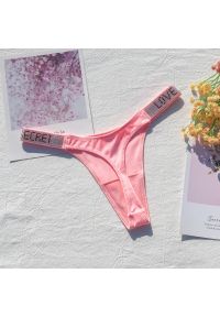 Intica - Stringi z szeroką gumką i nowoczesnym designem Dior. Kolor: różowy. Materiał: tkanina, materiał