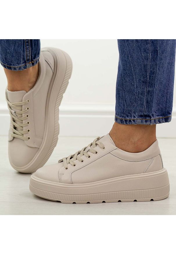 Beżowe skórzane półbuty damskie na platformie Jezzi 8181. Okazja: na co dzień. Zapięcie: sznurówki. Kolor: beżowy. Materiał: skóra. Szerokość cholewki: normalna. Sezon: wiosna, jesień, lato. Obcas: na platformie. Styl: casual, klasyczny, sportowy