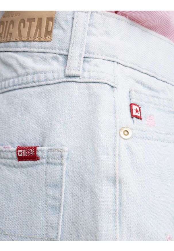 Big-Star - Szorty dziewczęce jeansowe luźne jasnoniebieskie Sally 142. Okazja: na co dzień. Stan: podwyższony. Kolor: niebieski. Materiał: jeans. Sezon: lato. Styl: młodzieżowy, klasyczny, elegancki, casual
