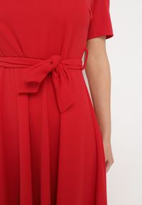 Born2be - Czerwona Rozkloszowana Sukienka Midi z Materiałowym Paskiem Marjoni. Okazja: na spacer, na randkę. Kolor: czerwony. Materiał: materiał. Długość rękawa: krótki rękaw. Wzór: gładki. Długość: midi #7