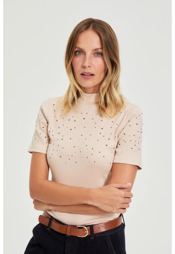 MOODO - Bluzka z dżetami beżowa. Kolor: beżowy. Materiał: elastan, bawełna
