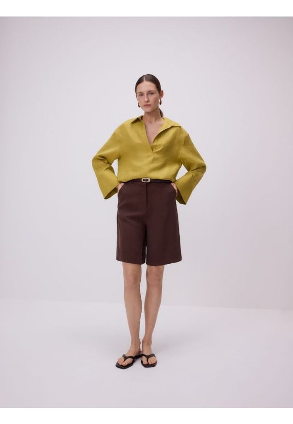 Reserved - Szorty bermudy z paskiem - ciemnobrązowy. Kolor: brązowy