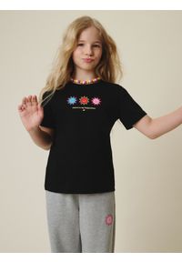 4f - 4F T-shirt regular z nadrukiem dziewczęcy - czarny 140 (9-10 lat). Okazja: na co dzień. Kolor: czarny. Materiał: dzianina, bawełna. Wzór: nadruk. Sezon: lato. Styl: casual #2