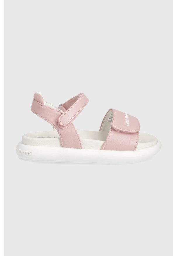 Calvin Klein Jeans sandały dziecięce kolor różowy. Zapięcie: rzepy. Kolor: różowy. Materiał: guma, materiał. Wzór: gładki. Obcas: na platformie
