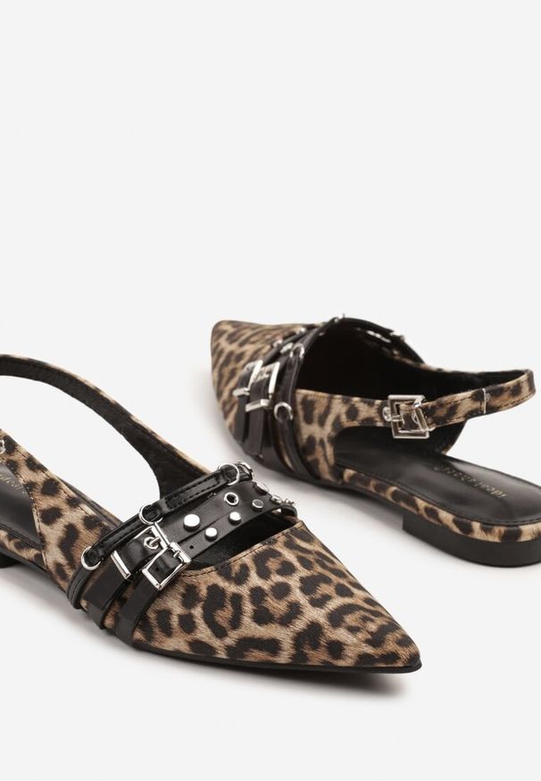 Renee - Panterkowe Sandały Slingback ze Szpiczastym Noskiem Zdobione Paskami z Klamerkami Voseira. Okazja: na spotkanie biznesowe. Nosek buta: szpiczasty. Zapięcie: pasek. Materiał: jeans. Wzór: aplikacja. Styl: elegancki, biznesowy
