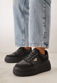 Born2be - Czarne Sneakersy VICES na Grubej Podeszwie z Tłoczeniami Zdobione Aplikacją Cezara. Okazja: na co dzień, do pracy. Kolor: czarny. Materiał: jeans. Wzór: aplikacja #9