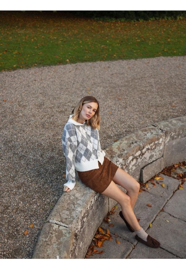 Reserved - Zamszowa spódnica mini - brązowy. Kolor: brązowy. Materiał: zamsz