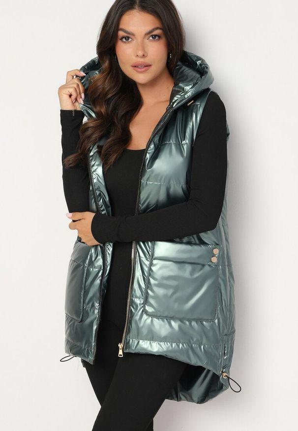 Born2be - Ciemnozielona Pikowana Kamizelka z Kapturem i Troczkami na Dole Terinaes. Okazja: na spacer, na co dzień. Typ kołnierza: kaptur. Kolor: zielony. Materiał: jeans. Styl: casual, elegancki