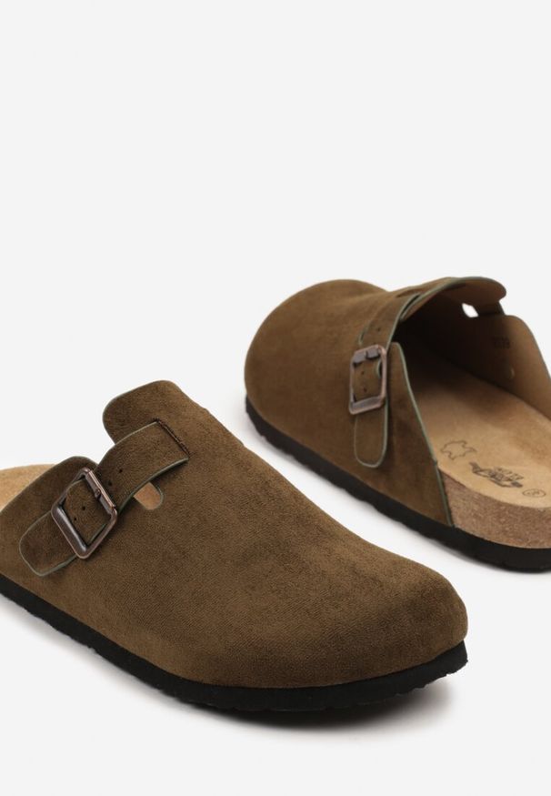 Born2be - Zielone Klapki w Stylu Chodaków ze Skórzaną Wkładką i Klamrą Veviona. Okazja: na co dzień, do domu. Kolor: zielony. Materiał: skóra. Styl: elegancki, casual