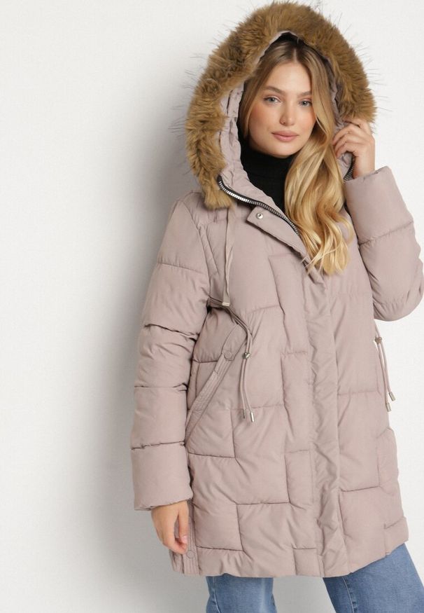 Born2be - Ciemnobeżowa Pikowana Kurtka z Kapturem z Futerkiem Ruvite. Typ kołnierza: kaptur. Kolekcja: plus size. Kolor: beżowy. Materiał: futro