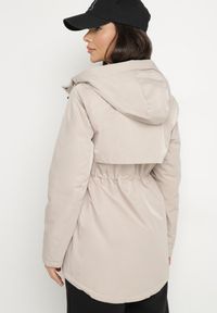 Born2be - Beżowa Kurtka Parka Dwustronna Korilea. Okazja: na co dzień. Kolor: beżowy. Wzór: gładki. Styl: klasyczny, casual, elegancki #2