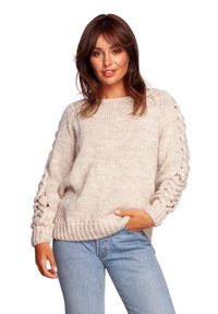 BE Knit - Sweter damski wełniany z warkoczami na rękawach beżowy. Kolor: beżowy. Materiał: wełna. Sezon: jesień, zima #1