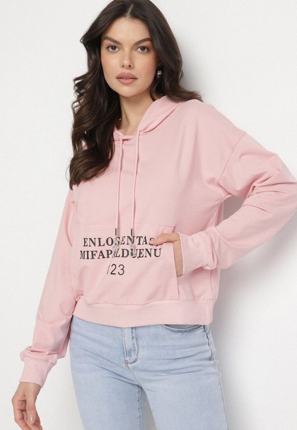 Born2be - Różowa Casualowa Bluza z Kapturem i Kieszonką Zelotia. Okazja: na co dzień. Typ kołnierza: kaptur. Kolor: różowy. Materiał: jeans. Styl: casual