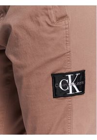 Calvin Klein Jeans Spodnie materiałowe J30J322041 Brązowy Regular Fit. Kolor: brązowy. Materiał: materiał, bawełna #5