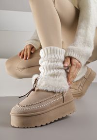 Renee - Ciemnobeżowe Śniegowce na Platformie Ozdobione Futerkiem i Przeszyciami Linerva. Okazja: na co dzień. Kolor: beżowy. Materiał: futro. Wzór: aplikacja. Obcas: na platformie. Styl: casual #3