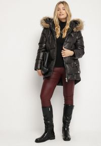 Born2be - Czarna Kurtka z Pikowanymi Przeszyciami i Kapturem z Futrem Azinga. Okazja: na spacer. Typ kołnierza: golf. Kolekcja: plus size. Kolor: czarny. Materiał: futro. Styl: elegancki #2