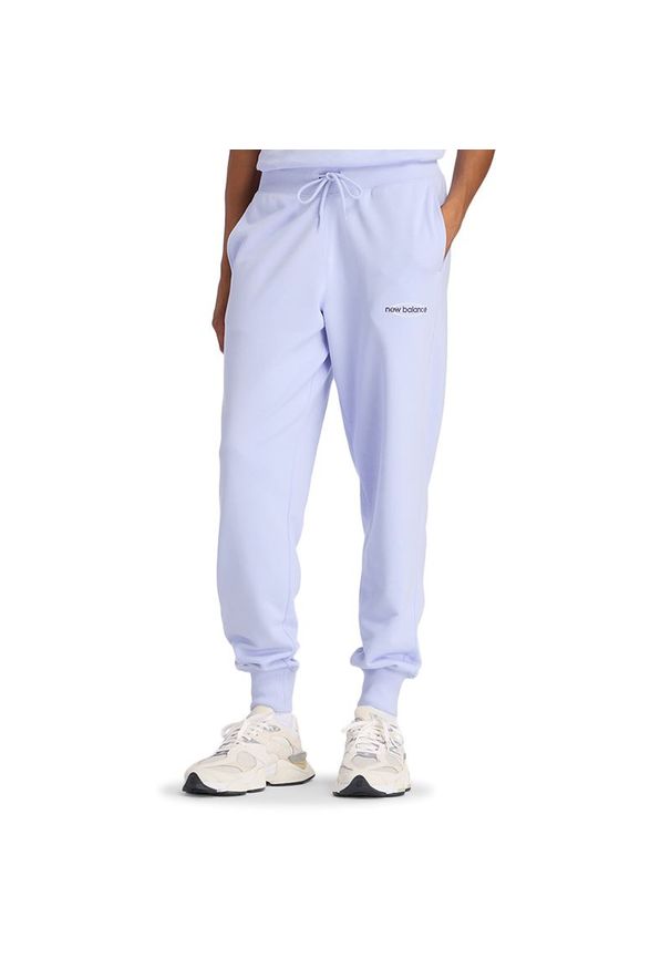 Spodnie damskie New Balance WB61D3EADYK - fioletowe. Stan: podwyższony. Kolor: fioletowy. Materiał: poliester, bawełna, dresówka