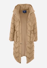 Born2be - Ciemnobeżowa Kurtka Pikowana z Paskiem Jalogi. Okazja: na co dzień. Typ kołnierza: komin. Kolor: beżowy. Materiał: wełna, materiał. Długość rękawa: długi rękaw. Długość: długie. Sezon: zima. Styl: casual #7