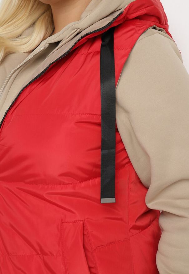 Born2be - Czerwona Pikowana Kamizelka Dwustronna z Kapturem i Troczkami Nevetiani. Typ kołnierza: kaptur. Kolor: czerwony. Materiał: jeans. Styl: elegancki