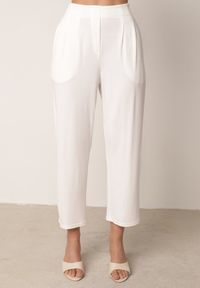 Born2be - Białe Spodnie z Eleganckimi Zakładkami i Nogawkami o Długości 3/4 Dorasea. Okazja: do pracy, na co dzień. Kolekcja: plus size. Kolor: biały. Styl: elegancki #5