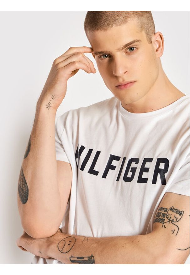 TOMMY HILFIGER - Tommy Hilfiger T-Shirt UM0UM02011 Biały Regular Fit. Kolor: biały. Materiał: bawełna