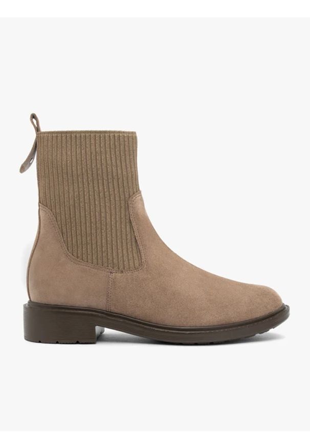 Ryłko - Piaskowe sztyblety ze ściągaczem. Okazja: na co dzień. Nosek buta: okrągły. Kolor: beżowy. Materiał: skóra, welur. Szerokość cholewki: normalna. Obcas: na obcasie. Styl: casual, street. Wysokość obcasa: niski