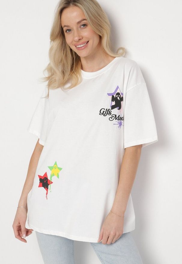 Born2be - Biały T-shirt z Bawełną Ozdobiony Gwiazdami Karretia. Okazja: na co dzień. Kolor: biały. Materiał: bawełna. Wzór: aplikacja. Styl: elegancki, casual