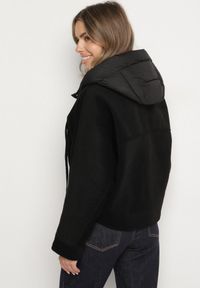 Born2be - Czarna Przejściowa Kurtka z Rękawami Typu Nietoperz i Kapturem Alinee. Okazja: na spacer. Kolor: czarny. Materiał: jeans. Sezon: jesień, wiosna. Styl: klasyczny #2